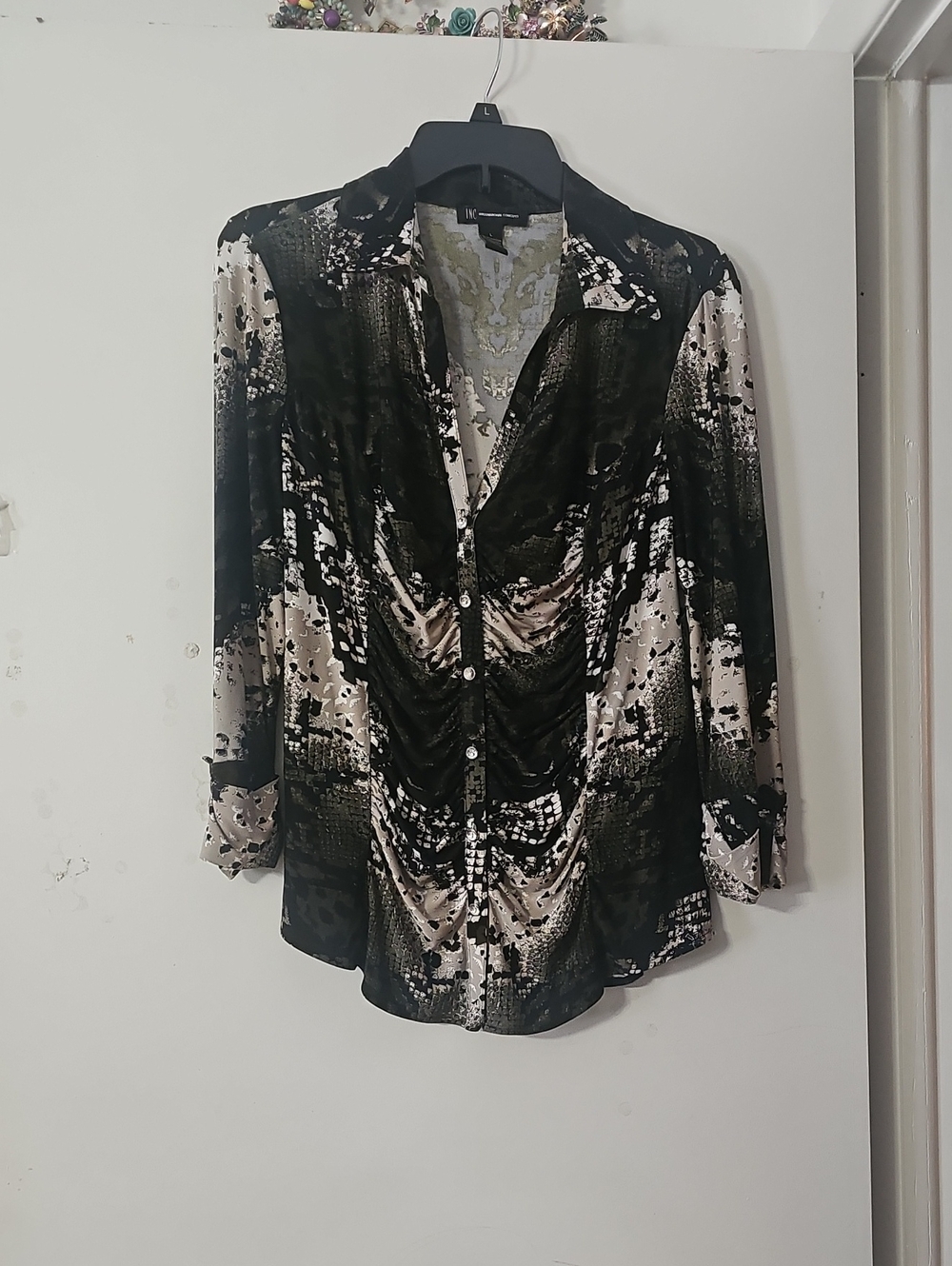 INC International Concepts Black & Cream Ruched Button-Front Blouse